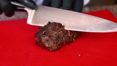 Lokanta mutfağında şef tarafından hazırlanmış ızgara et.