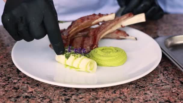 Grilled Meat Prepared Chef Restaurant Kitchen — Stock Video