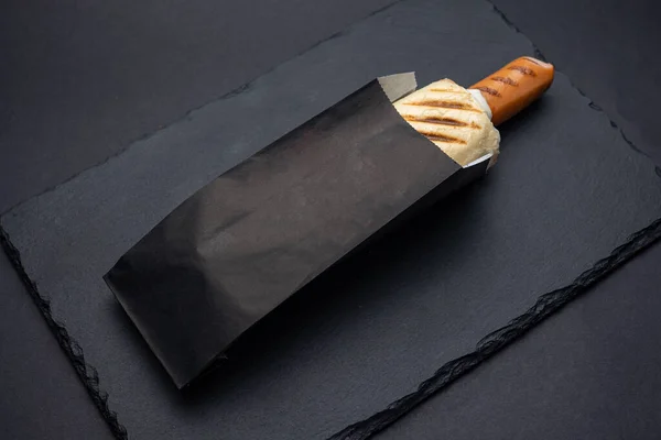 Siyah tahtada sosisli sandviç.