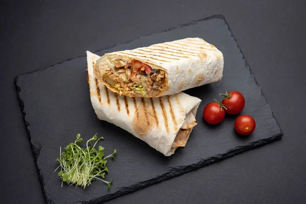 Siyah tahtada et ve sebzeli Shawarma.