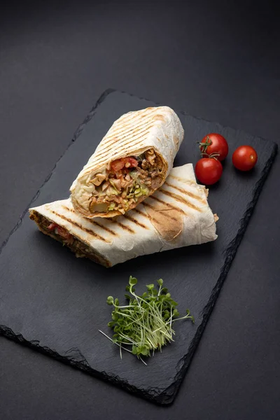 Siyah tahtada et ve sebzeli Shawarma.