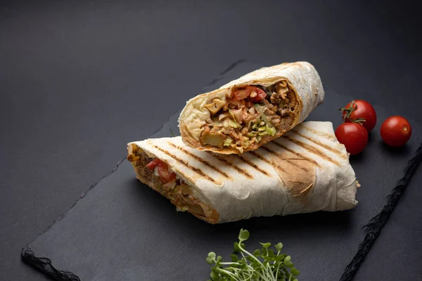 Siyah tahtada et ve sebzeli Shawarma.