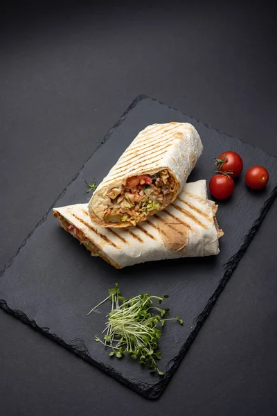 Siyah tahtada et ve sebzeli Shawarma.