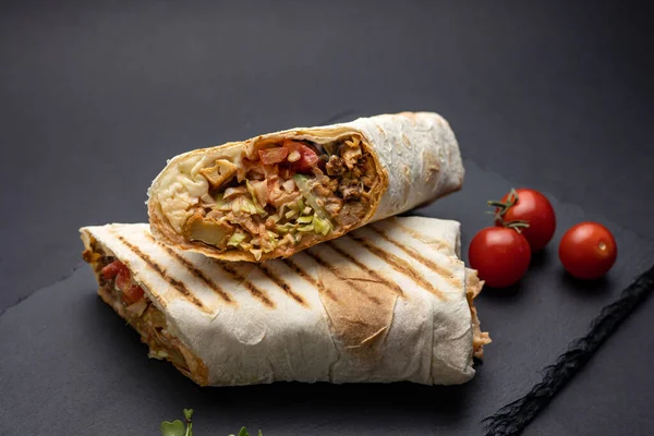 Siyah tahtada et ve sebzeli Shawarma.