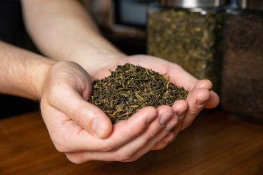 Bir adamın ellerinde kurutulmuş çay.