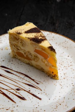 Kremalı ve fındıklı çikolatalı kek.