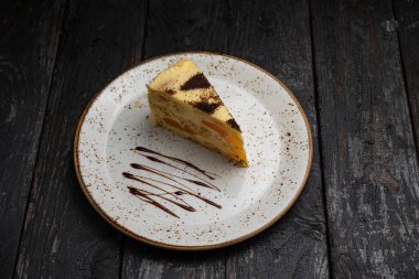 Tahta arka planda çikolatalı ve limonlu kek.