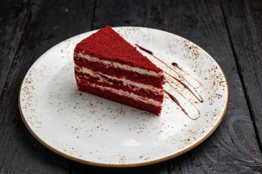 Kremalı ve çilekli çikolatalı pasta.