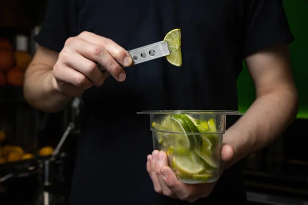Bartender Making Cocktail Lemon Mint — Stock Fotó