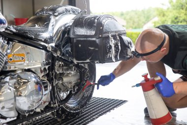 Motosiklet. Araba yıkama, köpük enjeksiyonlu motosiklet temizliği. Biraz daha temizle..