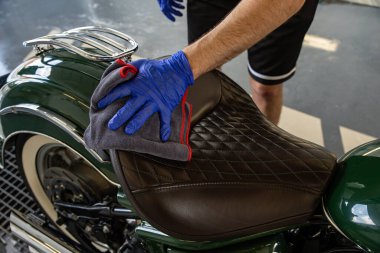 Motosiklet. Araba yıkama, köpük enjeksiyonlu motosiklet temizliği. Biraz daha temizle..