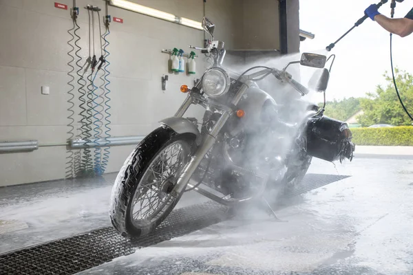 Motosiklet. Araba yıkama, köpük enjeksiyonlu motosiklet temizliği. Biraz daha temizle..