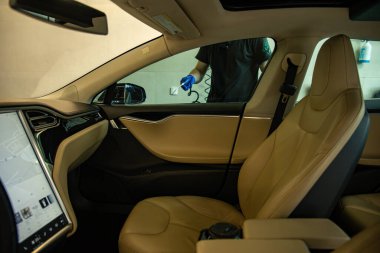 Modern bir arabanın içi.