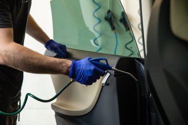 Otomobil Yıkama Temizlik Hortumu. Araba yıkama servisi. İş bakımı. Garaj Konsepti