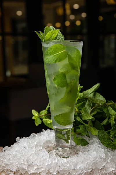 Frischer Grüner Mojito Cocktail Mit Minze Und Eis — Stockfoto