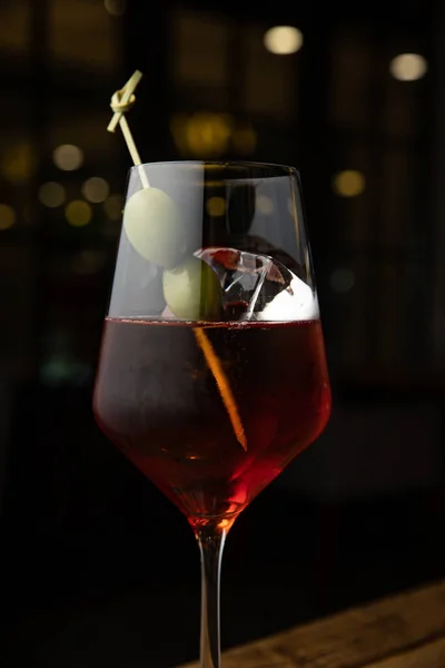 Cocktail Mit Eis Und Zitrone Auf Dem Tisch — Stockfoto