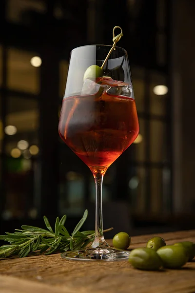 Alkoholischer Cocktail Mit Zitrone Und Rosmarin — Stockfoto