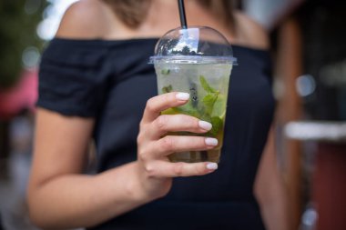 Kafede kokteyl içen kadın.