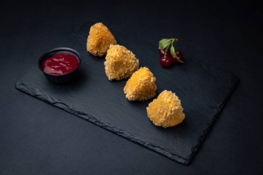 Fried Mac ve peynir alıntılar daldırma sos ile