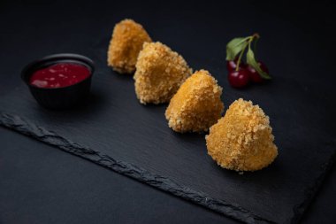 Fried Mac ve peynir alıntılar daldırma sos ile