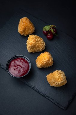 Fried Mac ve peynir alıntılar daldırma sos ile