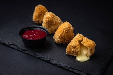 Fried Mac ve peynir alıntılar daldırma sos ile