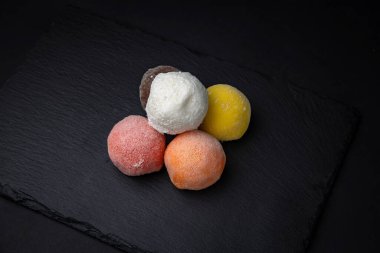Mochi renkli Japon pirinç kekleri, tatlı.