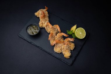 Koyu bir arka planda hırpalanmış karides.