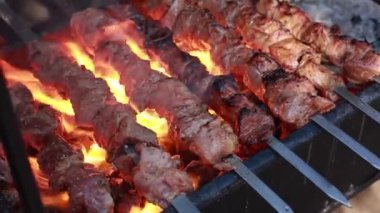 Yangında ızgara. Yakın plan. doğada piknik.