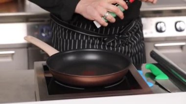 Şef lokanta mutfağında et hazırlıyor.