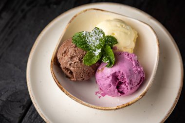 Çikolatalı dondurma ve ahşap arka planda nane şekeri..