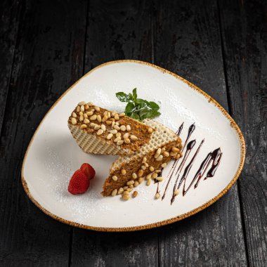 Çilekli ve fındıklı çikolatalı pasta.