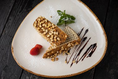 Çilekli ve fındıklı çikolatalı pasta.