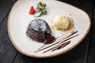 Böğürtlenli çikolatalı pasta ve beyaz tabakta nane.