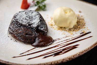 Kremalı ve fındıklı çikolatalı pasta