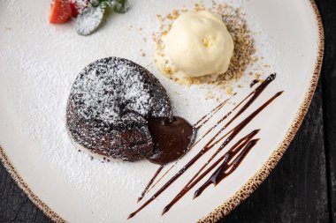 Böğürtlenli ve fındıklı çikolatalı pasta.