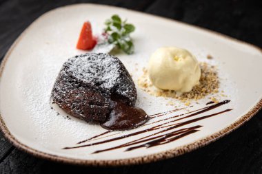 Böğürtlenli ve fındıklı çikolatalı pasta.