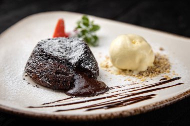 Kremalı ve kirazlı çikolatalı pasta.