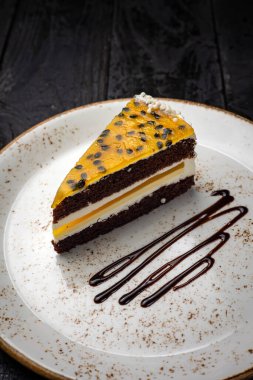 Kremalı ve fındıklı çikolatalı kek.