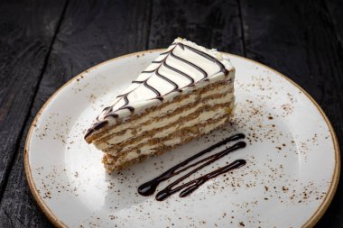 Beyaz tabakta kremalı ve fındıklı çikolatalı pasta