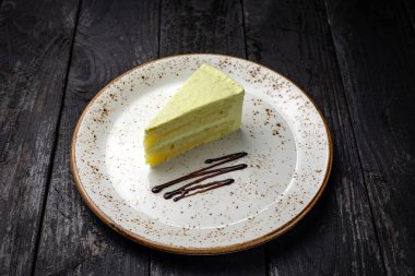 pasta beyaz bir plaka üzerinde