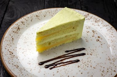 Çikolatalı kek ve beyaz tabakta limon.