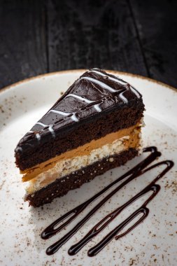 Kremalı ve fındıklı çikolatalı pasta