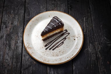 Beyaz tabakta kremalı ve fındıklı çikolatalı pasta