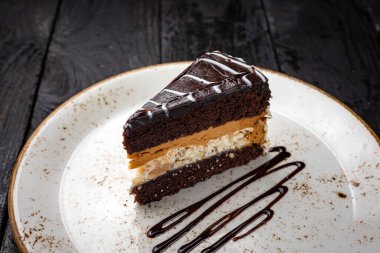 Kremalı ve fındıklı çikolatalı pasta