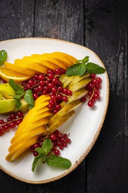 Taze meyve ve böğürtlen