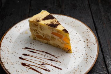 pasta beyaz bir plaka üzerinde