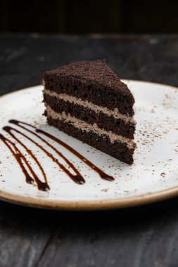 Kremalı ve fındıklı çikolatalı pasta.