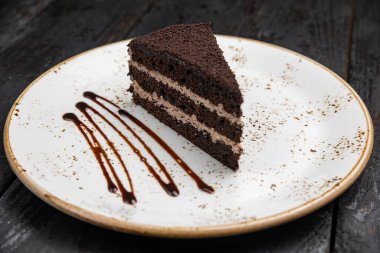 Beyaz tabakta kremalı ve fındıklı çikolatalı pasta