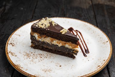 Kremalı ve fındıklı çikolatalı pasta